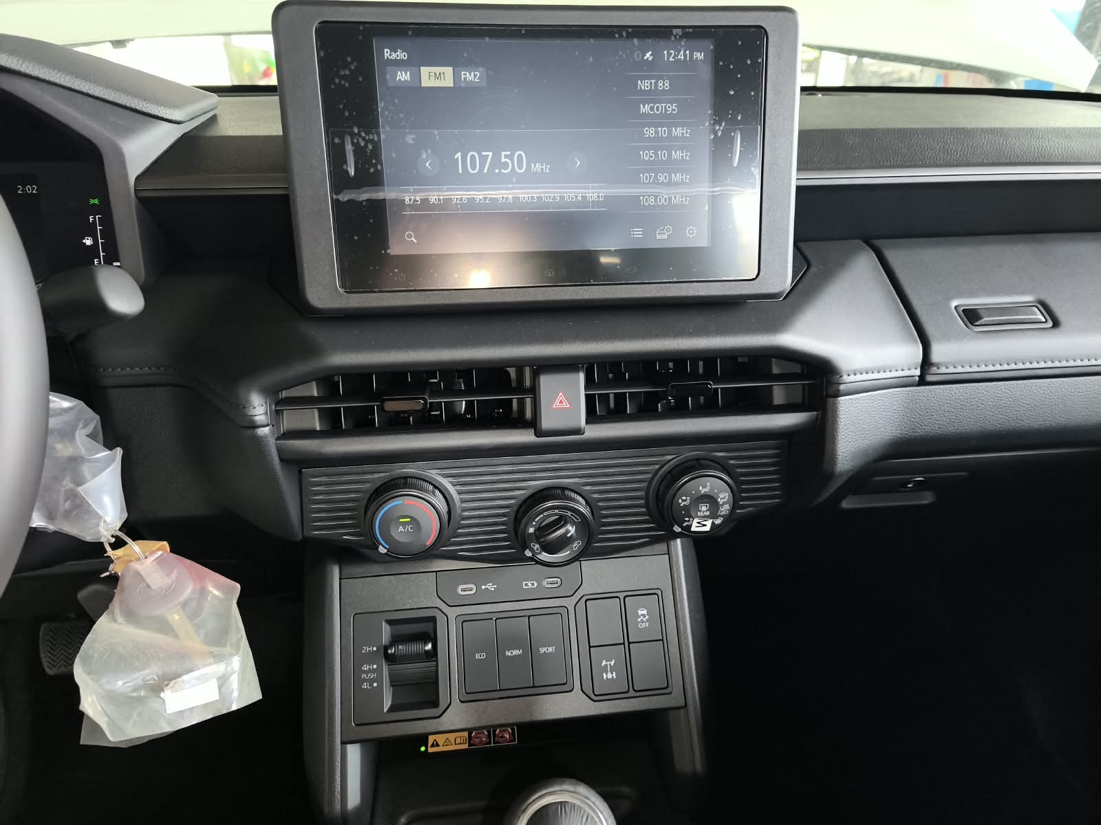2026 TOYOTA HILUX DOUBLE CAB E 2.8 4WD Manual Transmission White image 24