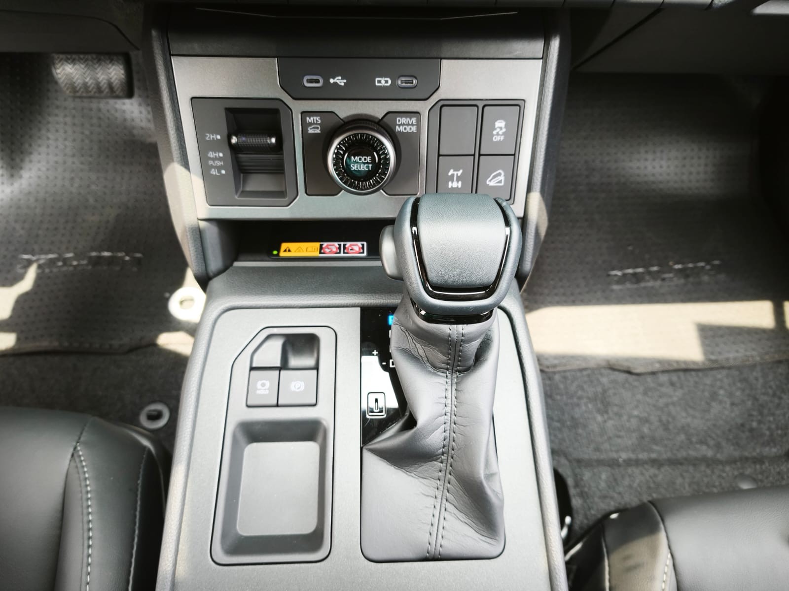 2026 TOYOTA HILUX DOUBLE CAB CONQUEST 2.8 4WD AT Black image 33