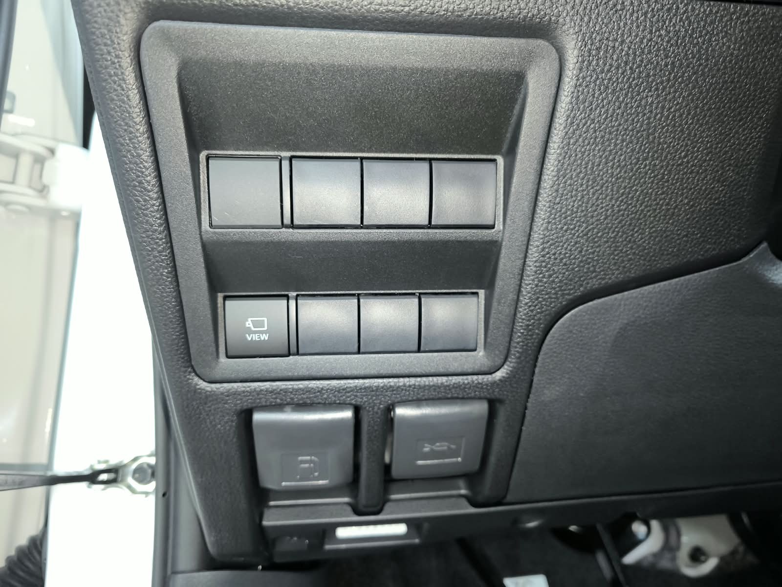 2026 TOYOTA HILUX DOUBLE CAB E 2.8 4WD Manual Transmission White image 25