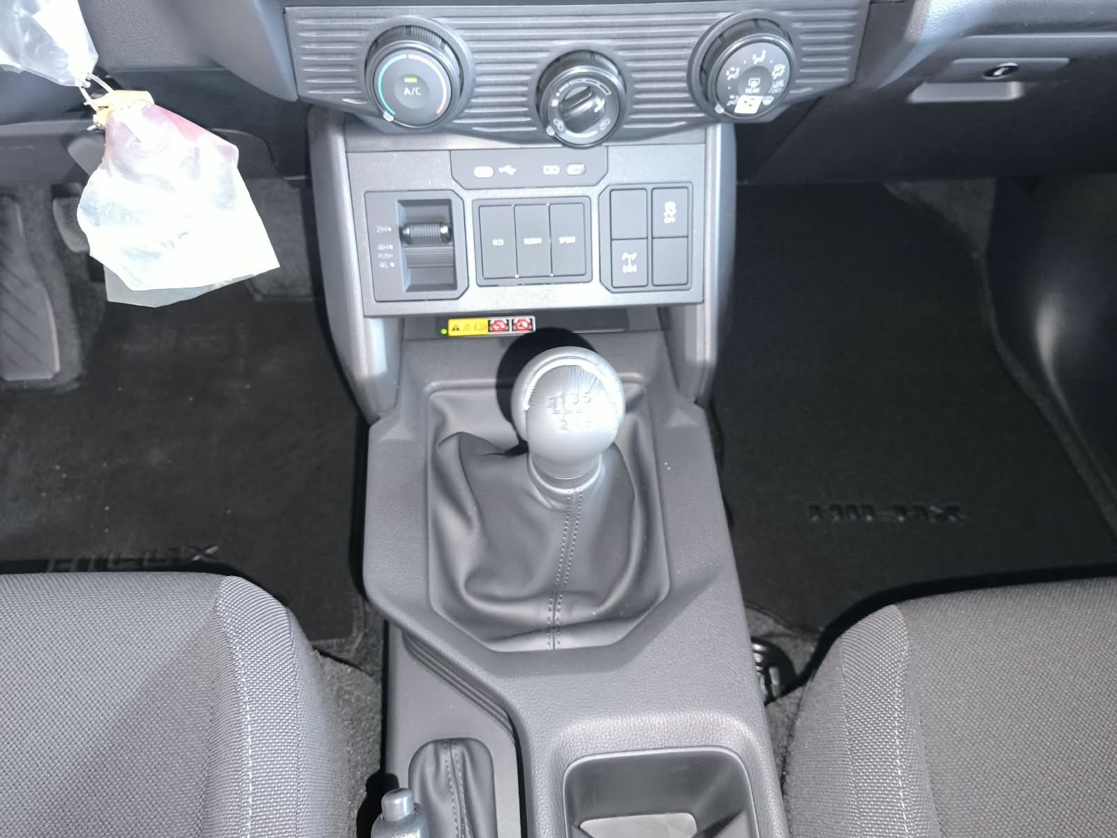 2026 TOYOTA HILUX DOUBLE CAB E 2.8 4WD Manual Transmission White image 27