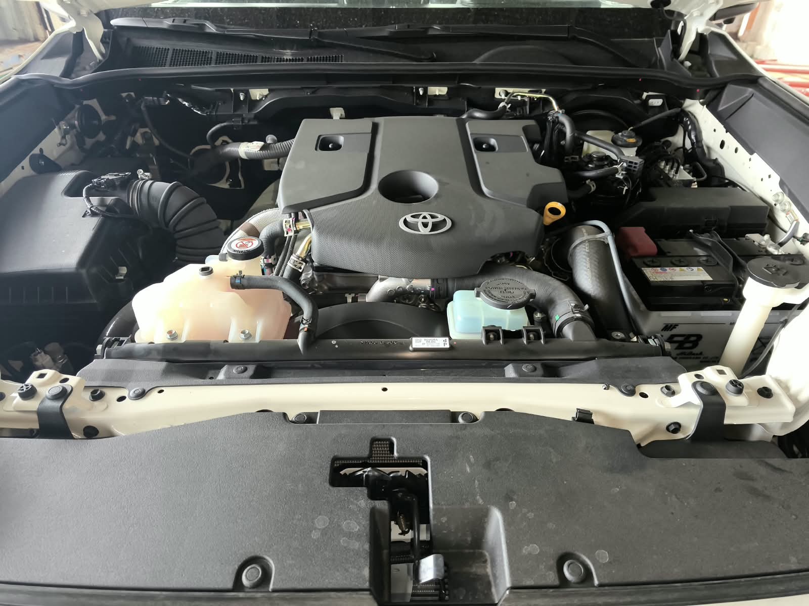 2026 TOYOTA HILUX DOUBLE CAB E 2.8 4WD Manual Transmission White image 28
