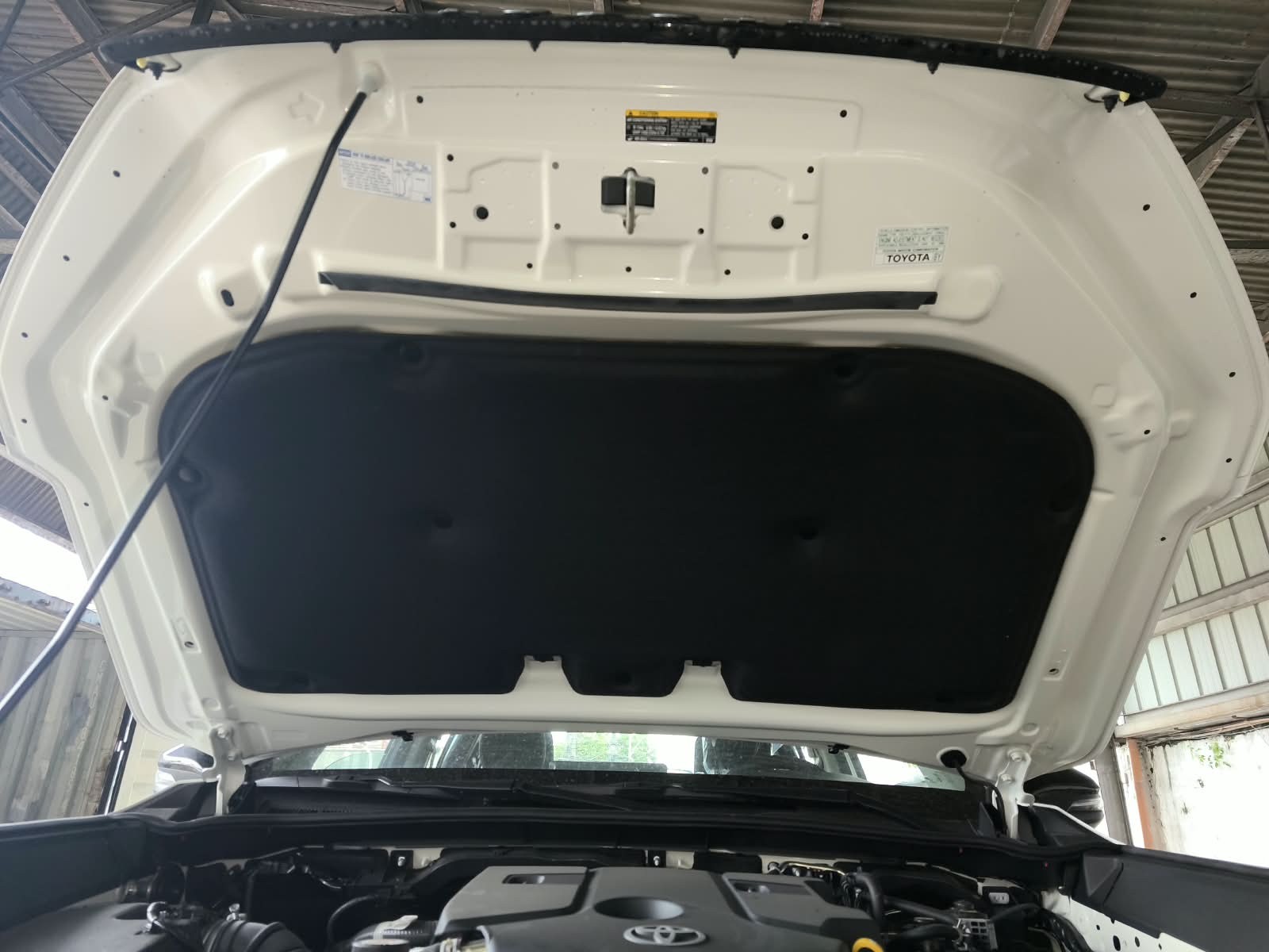 2026 TOYOTA HILUX DOUBLE CAB E 2.8 4WD Manual Transmission White image 29