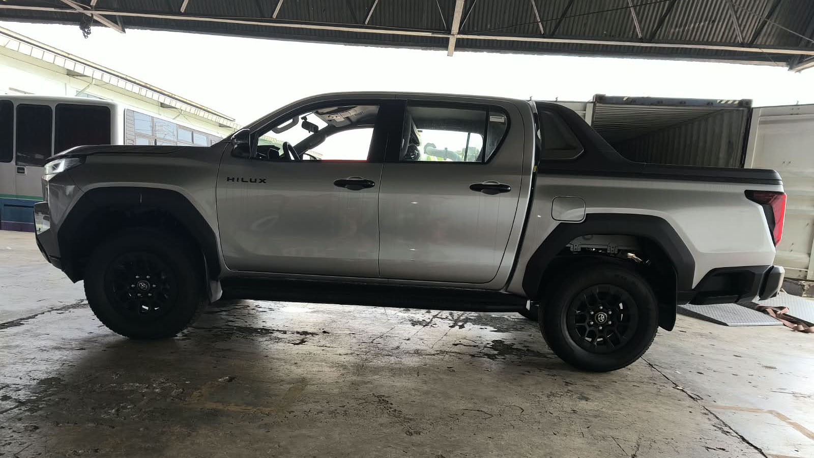 2026 TOYOTA HILUX DOUBLE CAB E 2.8 4WD Manual Transmission Silver image 2