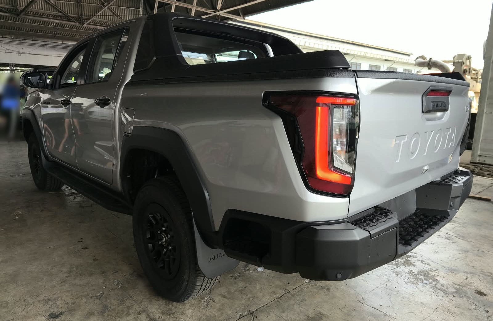 2026 TOYOTA HILUX DOUBLE CAB E 2.8 4WD Manual Transmission Silver image 3