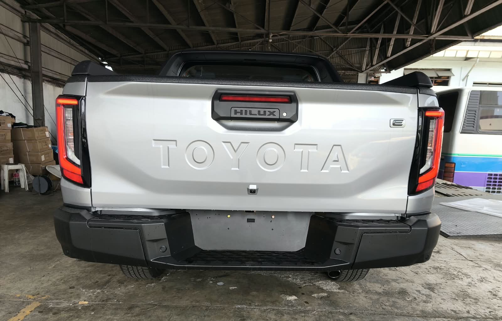2026 TOYOTA HILUX DOUBLE CAB E 2.8 4WD Manual Transmission Silver image 4