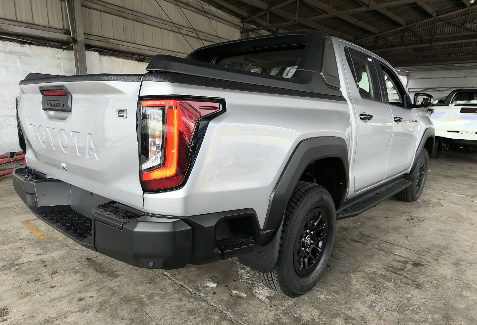 2026 TOYOTA HILUX DOUBLE CAB E 2.8 4WD Manual Transmission Silver image 5