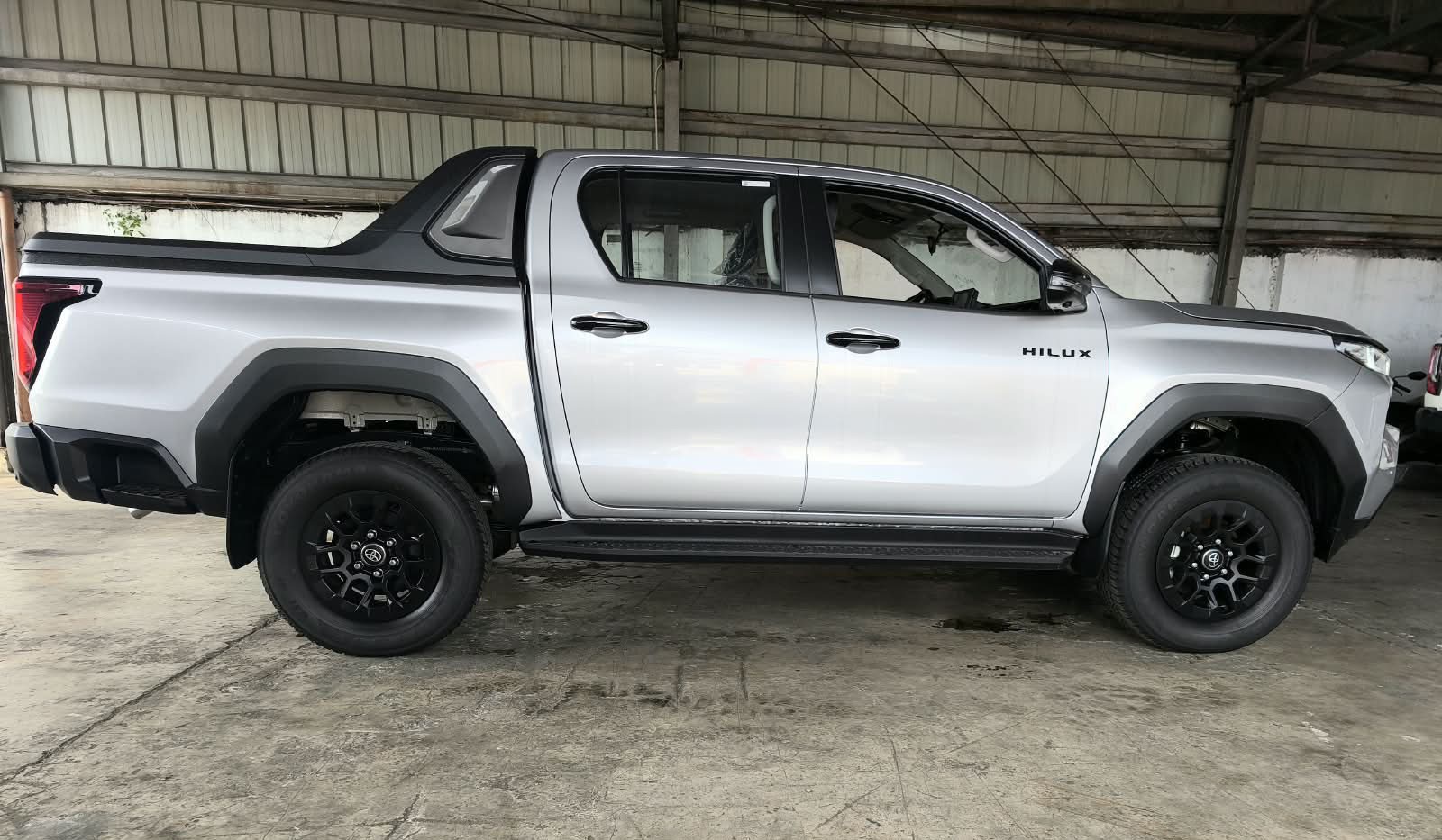 2026 TOYOTA HILUX DOUBLE CAB E 2.8 4WD Manual Transmission Silver image 6