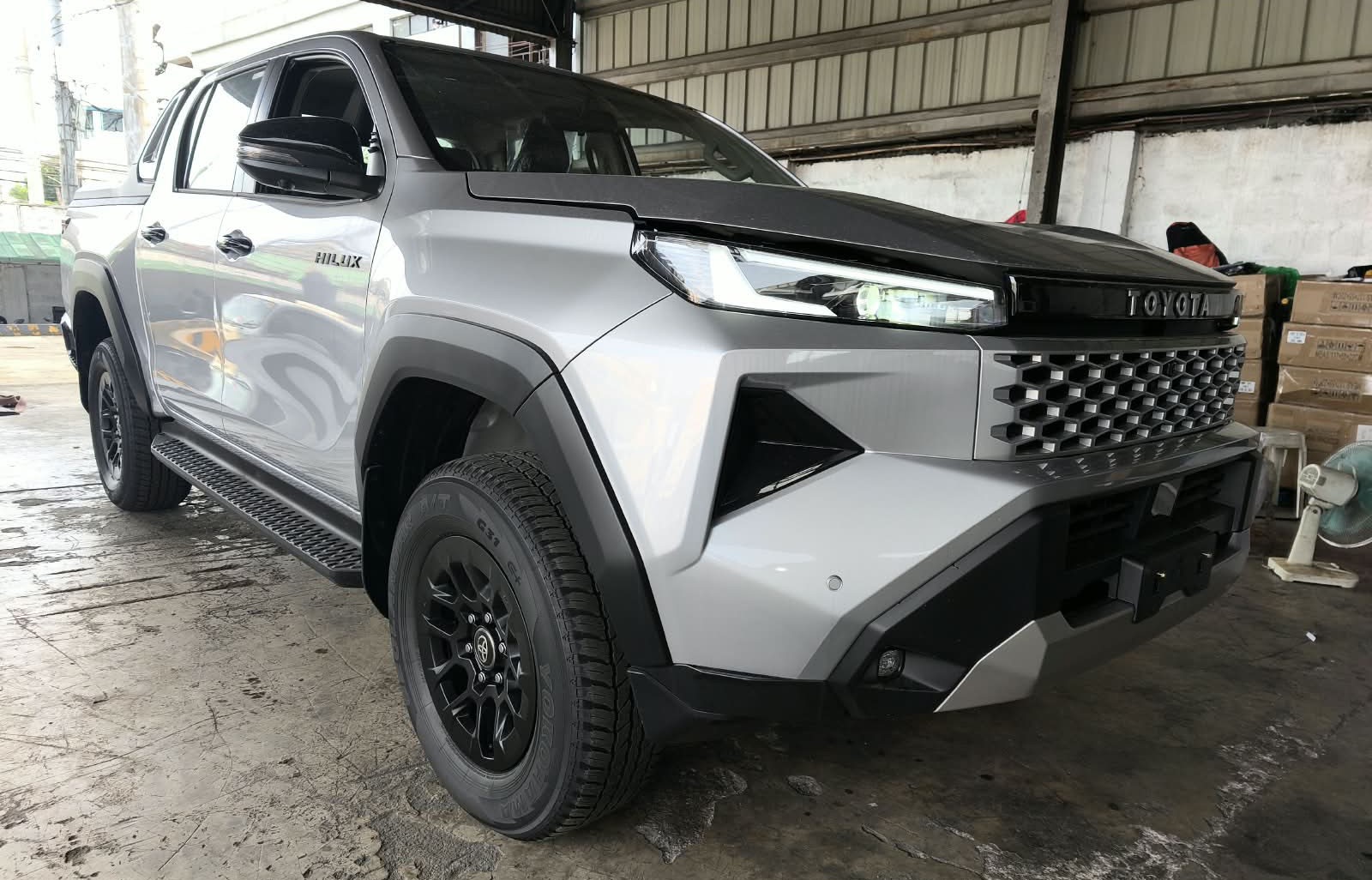 2026 TOYOTA HILUX DOUBLE CAB E 2.8 4WD Manual Transmission Silver image 7