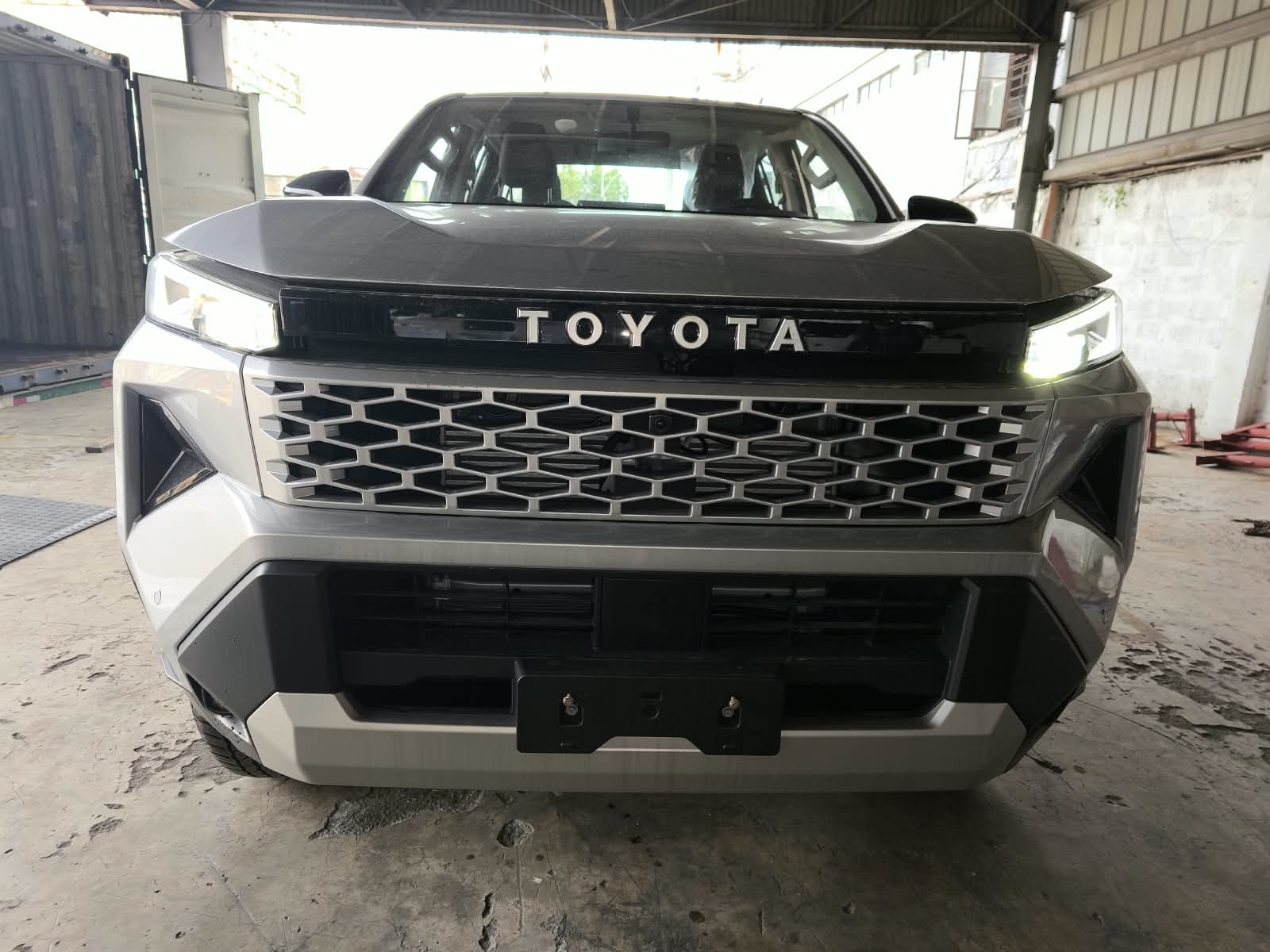 2026 TOYOTA HILUX DOUBLE CAB E 2.8 4WD Manual Transmission Silver image 8