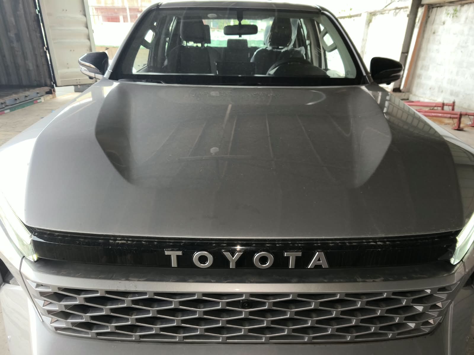 2026 TOYOTA HILUX DOUBLE CAB E 2.8 4WD Manual Transmission Silver image 9