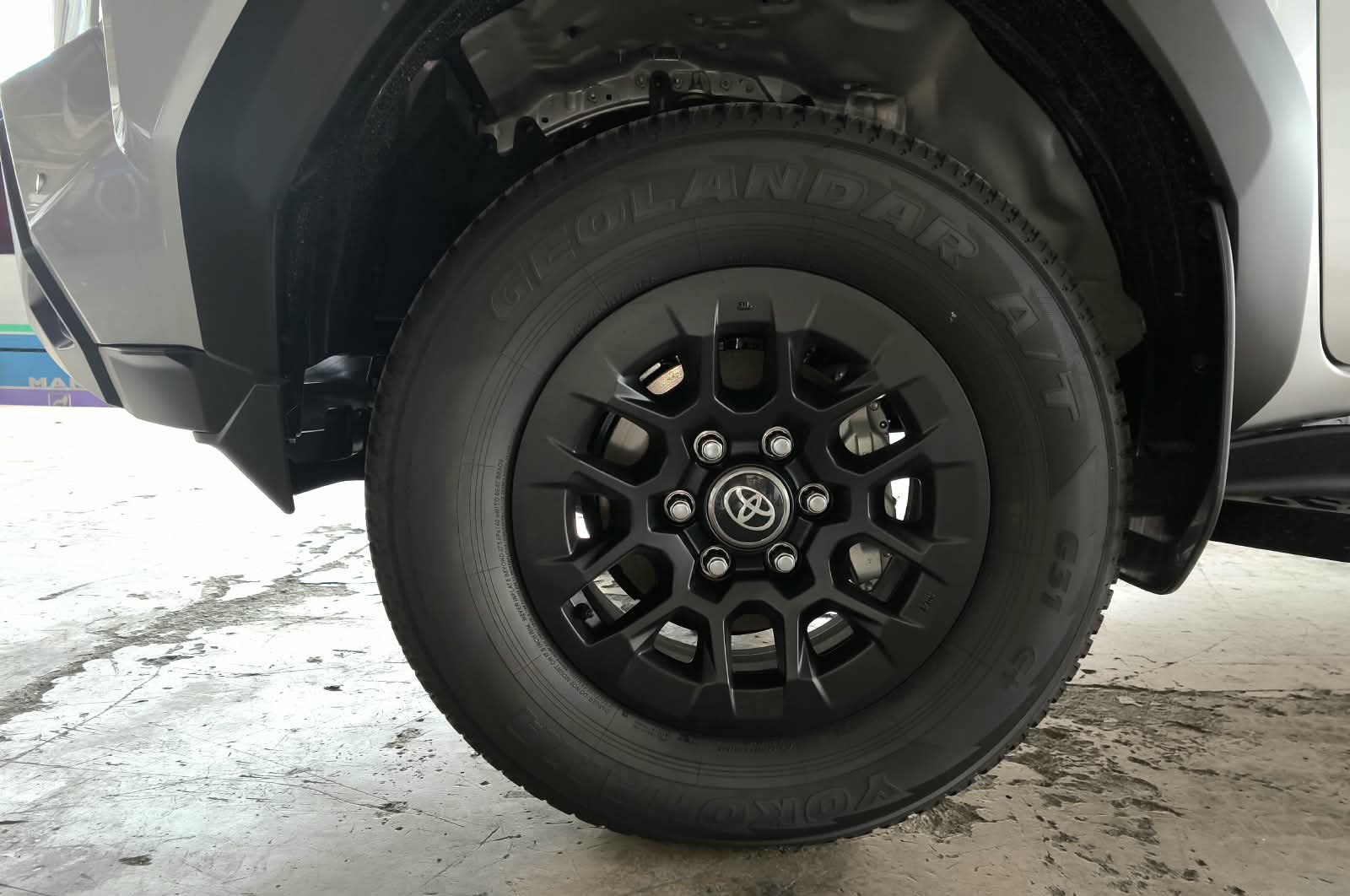 2026 TOYOTA HILUX DOUBLE CAB E 2.8 4WD Manual Transmission Silver image 10