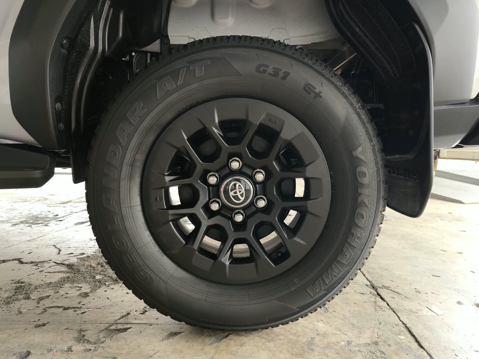 2026 TOYOTA HILUX DOUBLE CAB E 2.8 4WD Manual Transmission Silver image 11