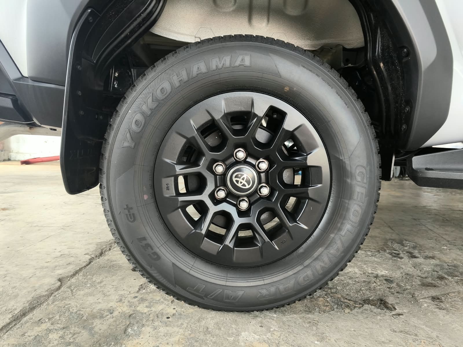 2026 TOYOTA HILUX DOUBLE CAB E 2.8 4WD Manual Transmission Silver image 12
