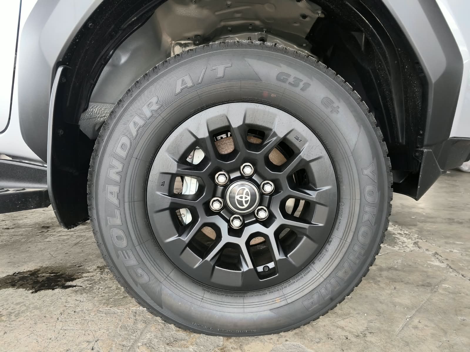 2026 TOYOTA HILUX DOUBLE CAB E 2.8 4WD Manual Transmission Silver image 13