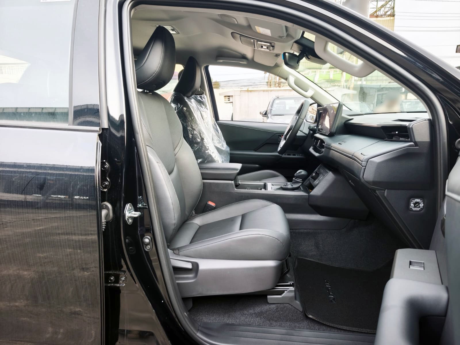 2026 TOYOTA HILUX DOUBLE CAB CONQUEST 2.8 4WD AT Black image 21