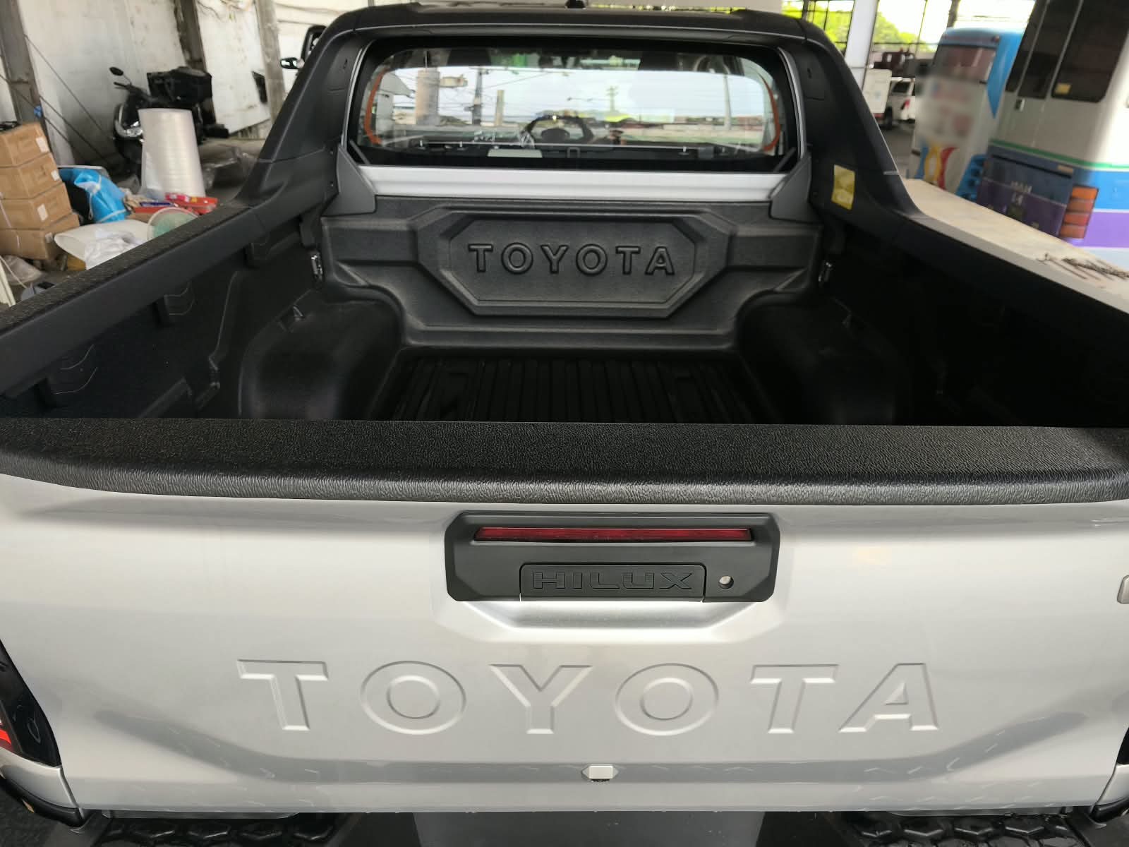 2026 TOYOTA HILUX DOUBLE CAB E 2.8 4WD Manual Transmission Silver image 17