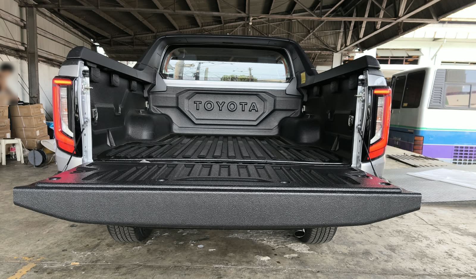 2026 TOYOTA HILUX DOUBLE CAB E 2.8 4WD Manual Transmission Silver image 18