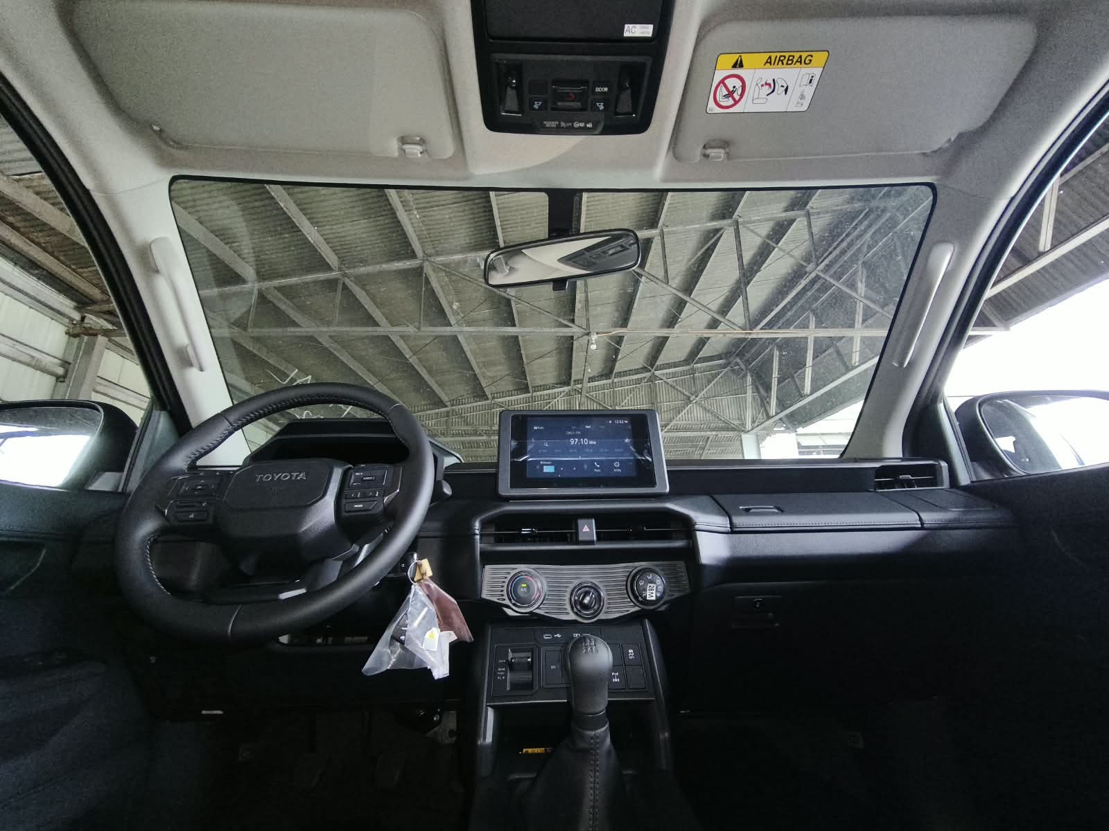 2026 TOYOTA HILUX DOUBLE CAB E 2.8 4WD Manual Transmission Silver image 21