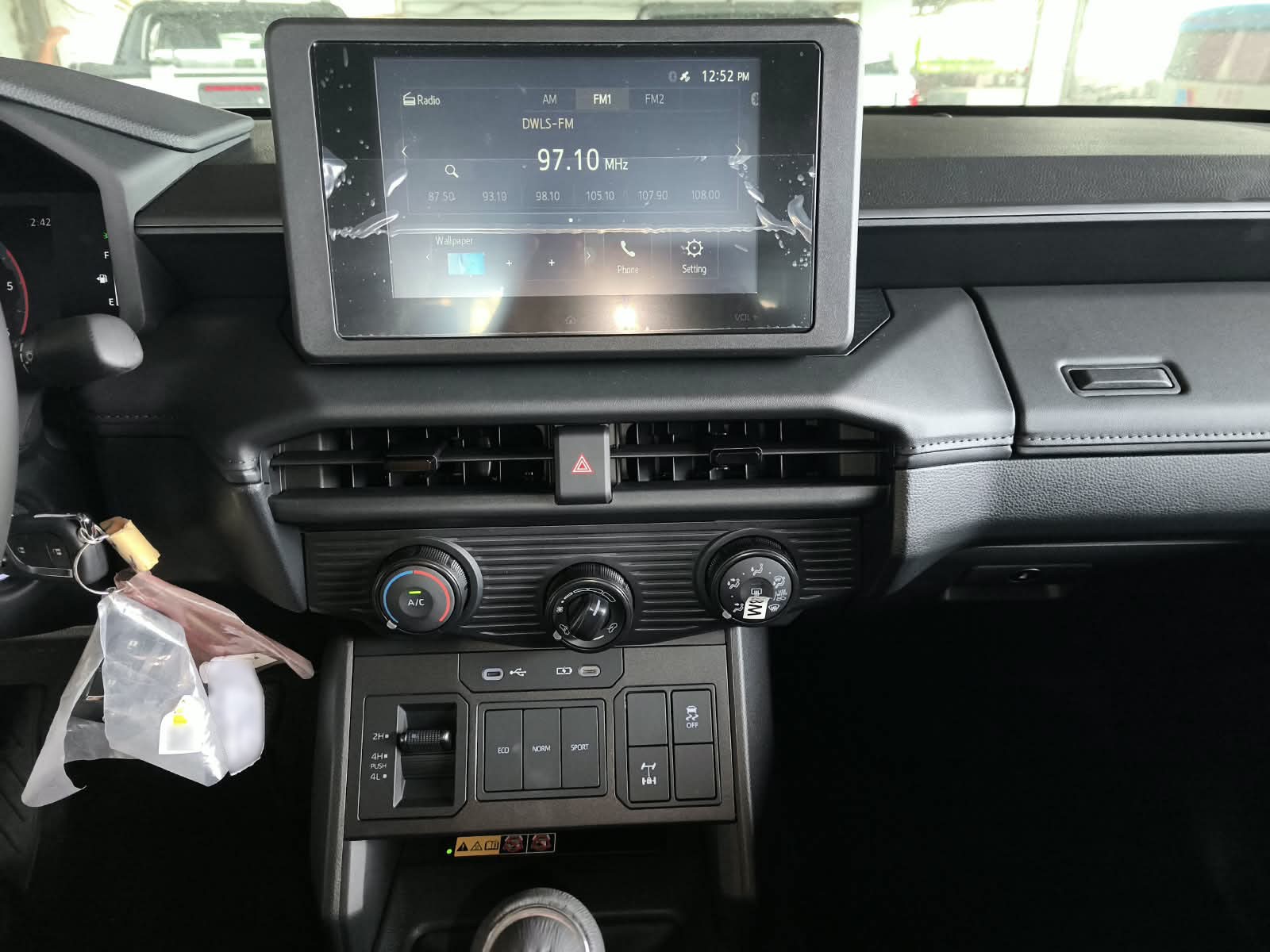 2026 TOYOTA HILUX DOUBLE CAB E 2.8 4WD Manual Transmission Silver image 24