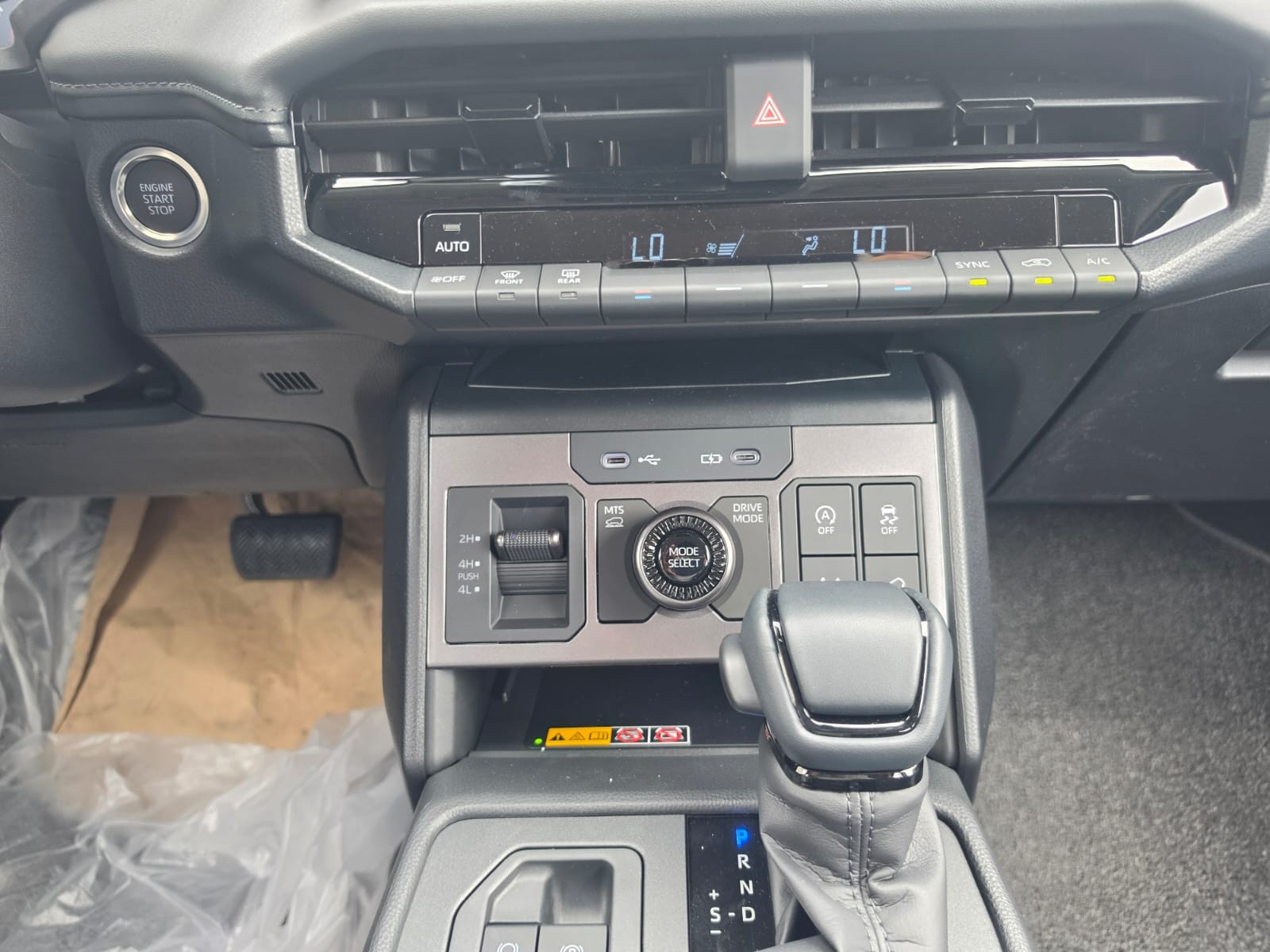 2026 TOYOTA HILUX DOUBLE CAB TRAILHUNTER 2.8 4WD AT Gray image 32