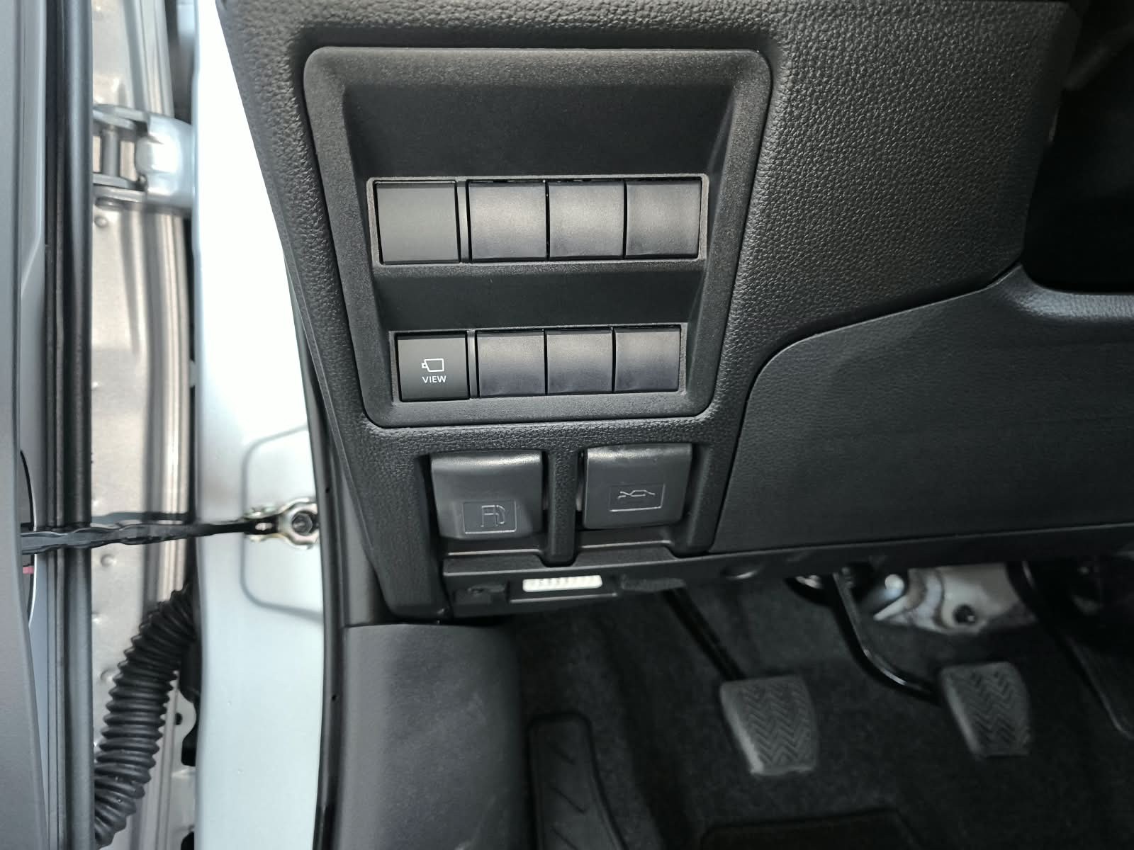 2026 TOYOTA HILUX DOUBLE CAB E 2.8 4WD Manual Transmission Silver image 25