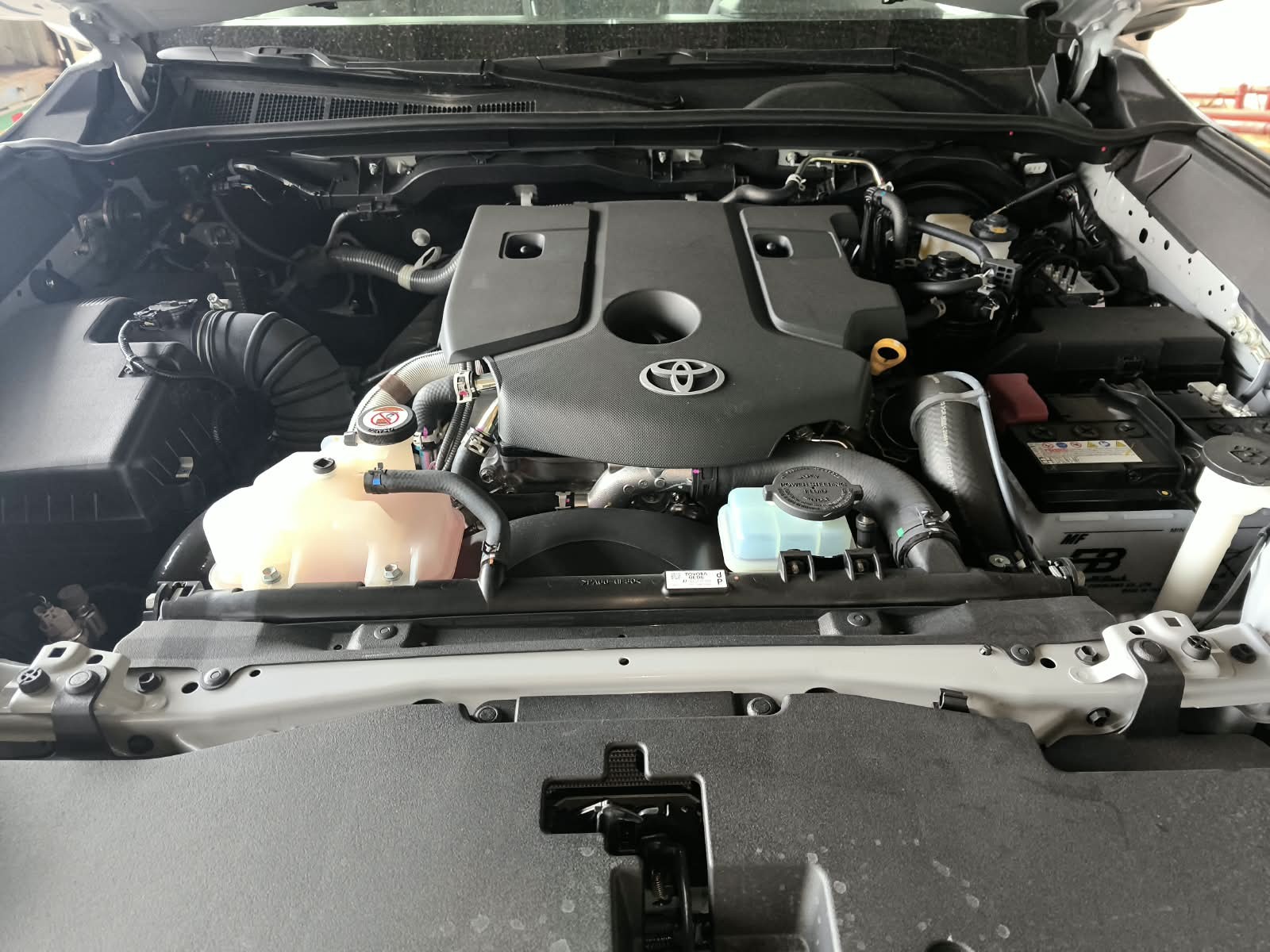 2026 TOYOTA HILUX DOUBLE CAB E 2.8 4WD Manual Transmission Silver image 28