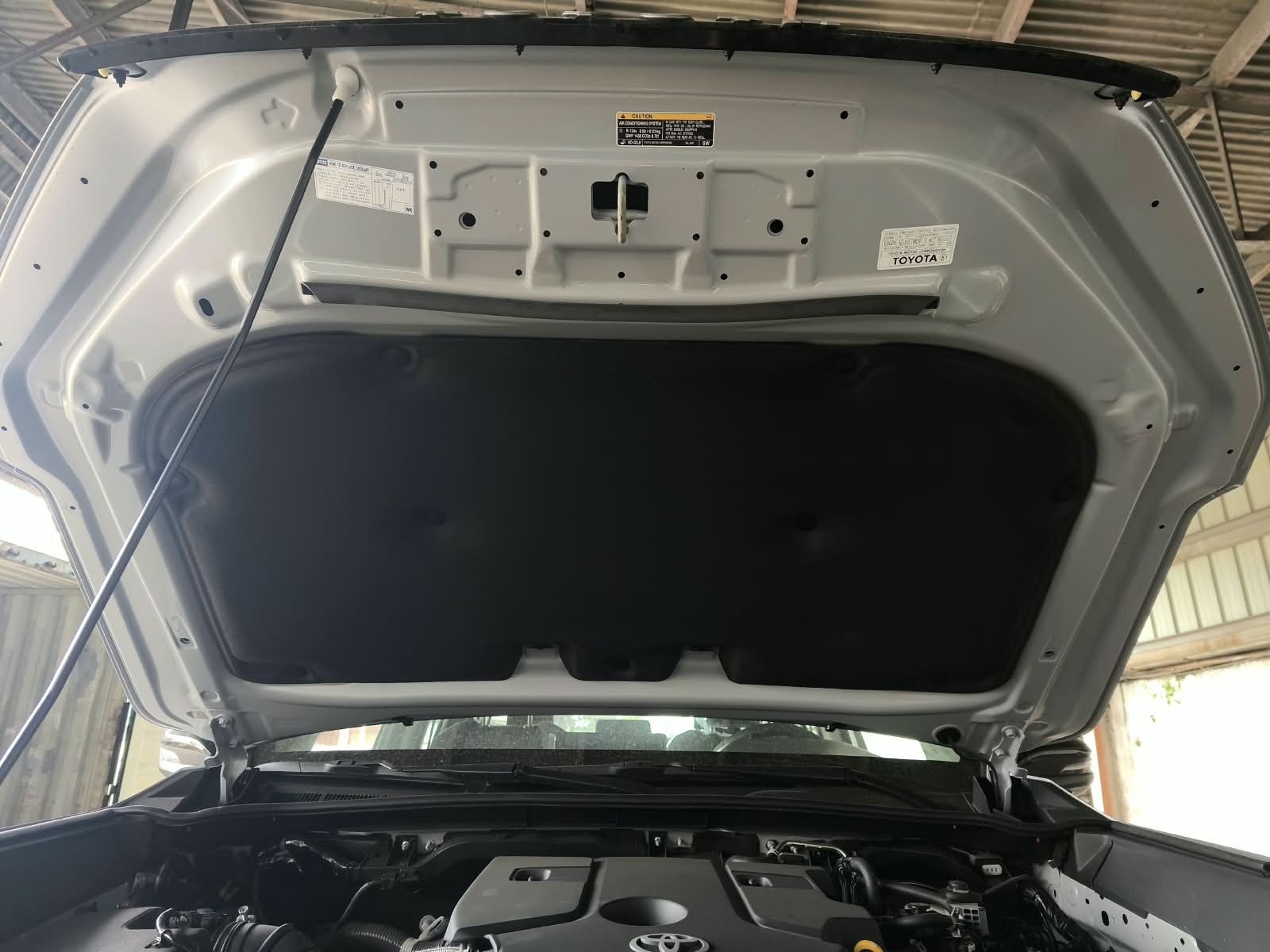 2026 TOYOTA HILUX DOUBLE CAB E 2.8 4WD Manual Transmission Silver image 29