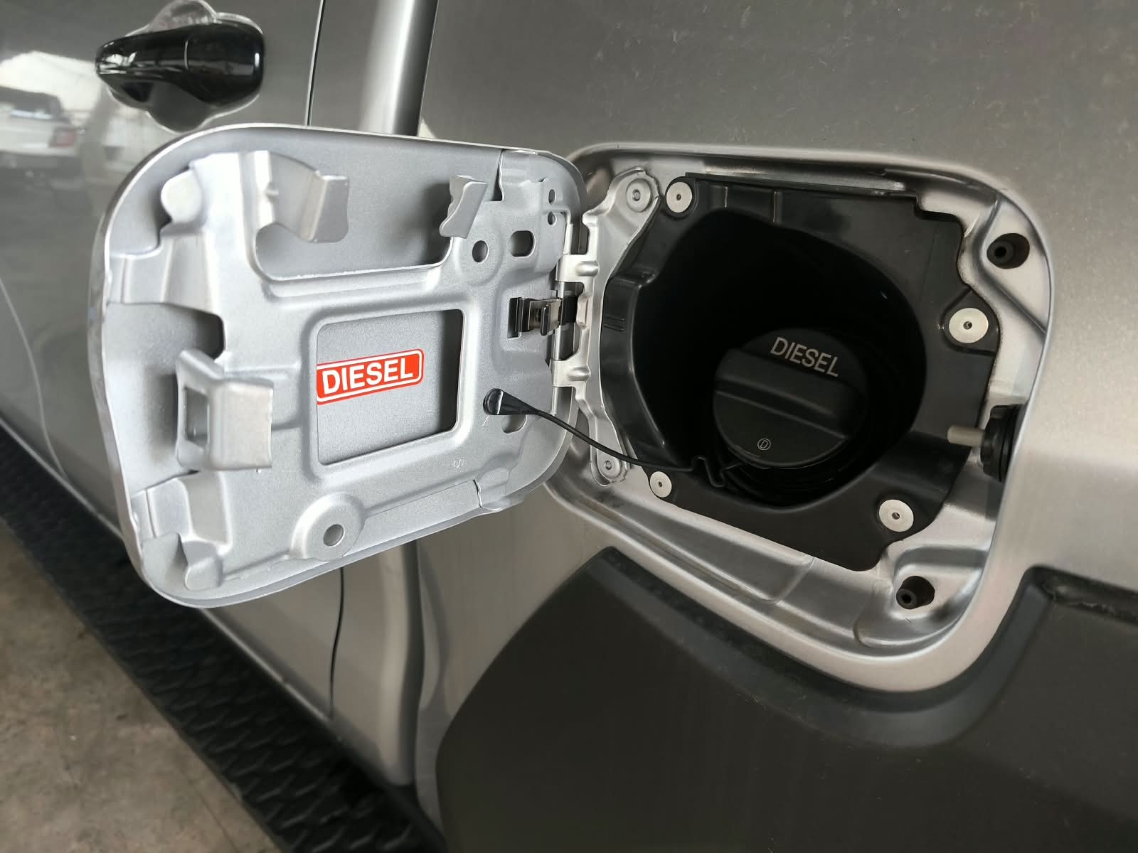 2026 TOYOTA HILUX DOUBLE CAB E 2.8 4WD Manual Transmission Silver image 30