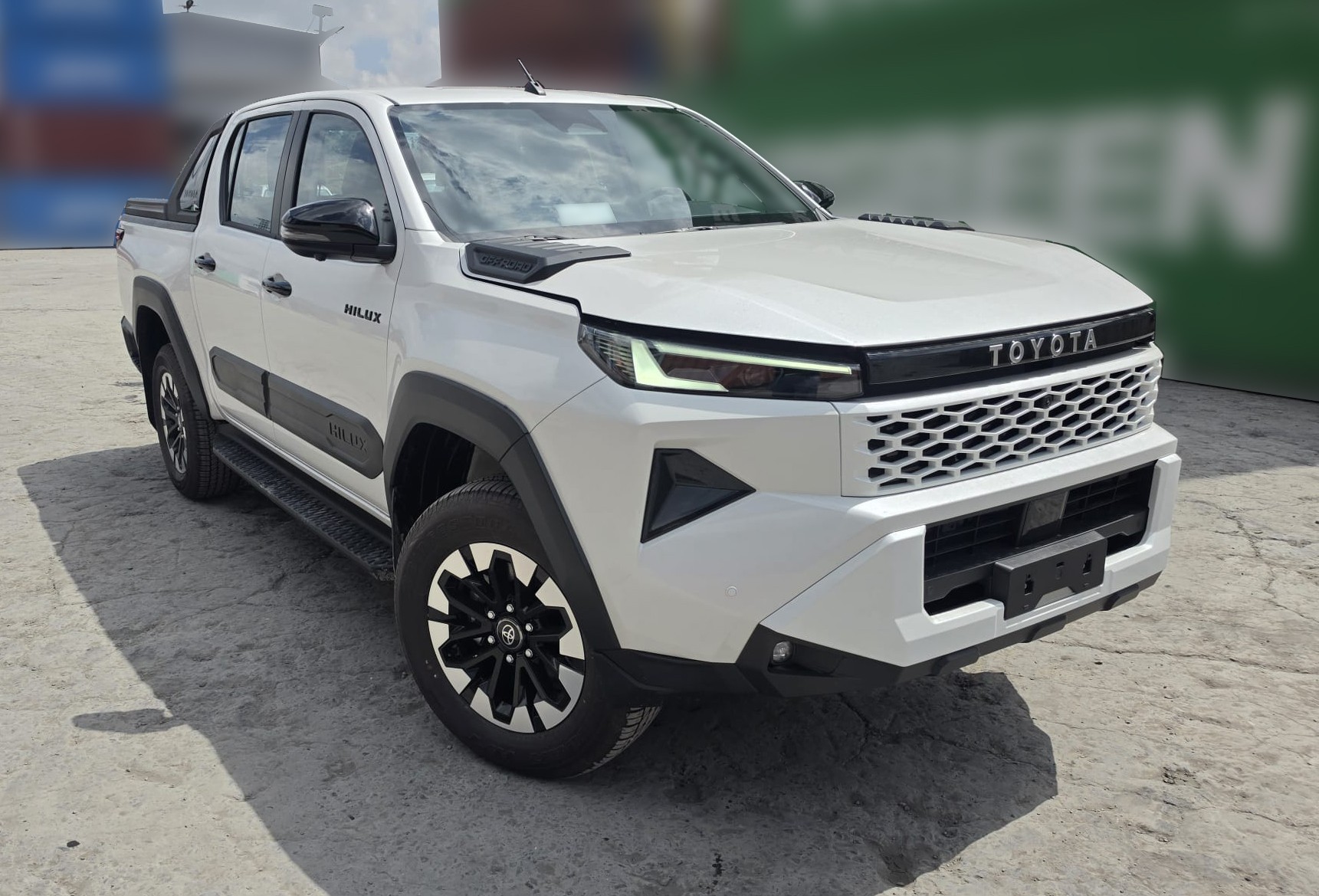 2026 TOYOTA HILUX DOUBLE CAB TRAILHUNTER 2.8 4WD AT White image 8