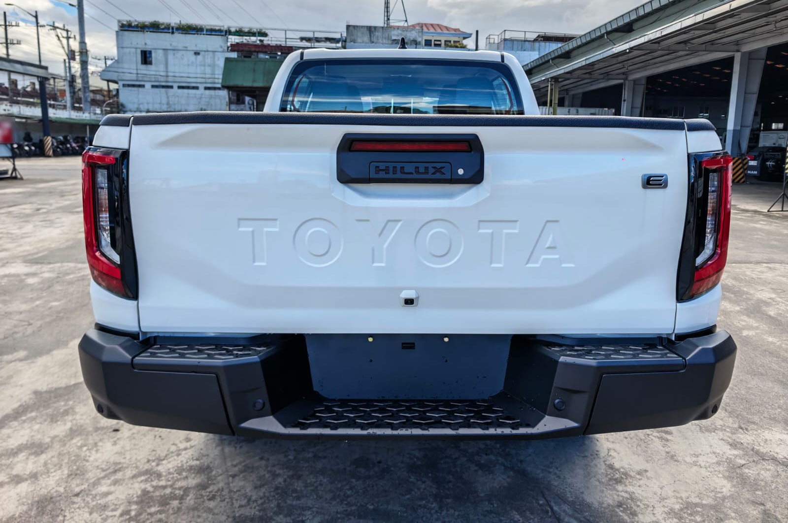 2026 TOYOTA HILUX DOUBLE CAB E 2.8 4WD MT White image 4
