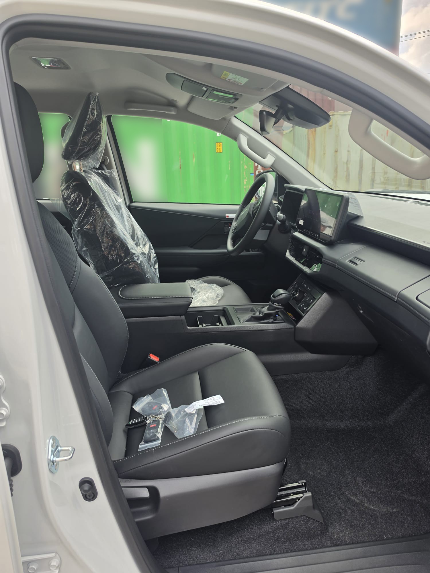 2026 TOYOTA HILUX DOUBLE CAB TRAILHUNTER 2.8 4WD AT White image 16