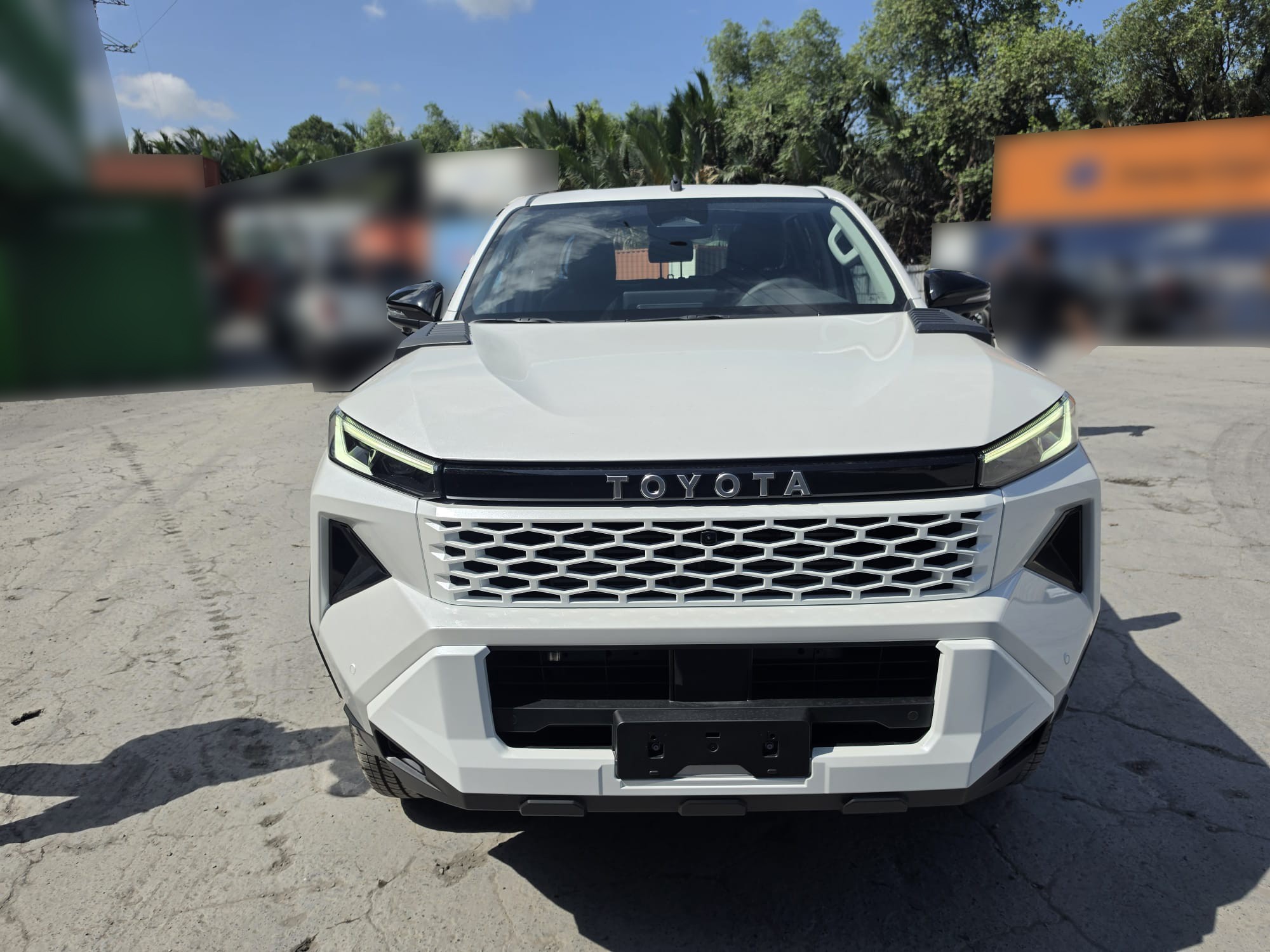 2026 TOYOTA HILUX DOUBLE CAB TRAILHUNTER 2.8 4WD AT White image 8
