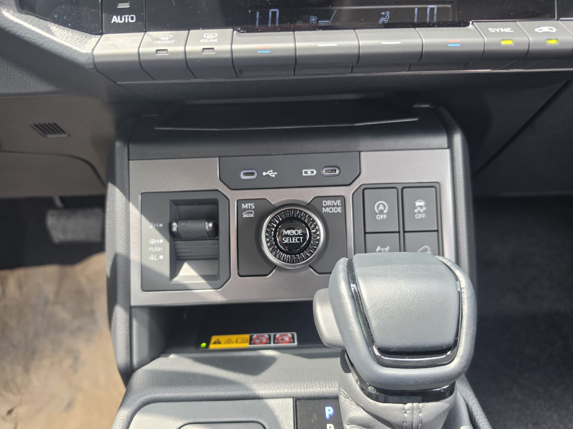 2026 TOYOTA HILUX DOUBLE CAB TRAILHUNTER 2.8 4WD AT White image 35