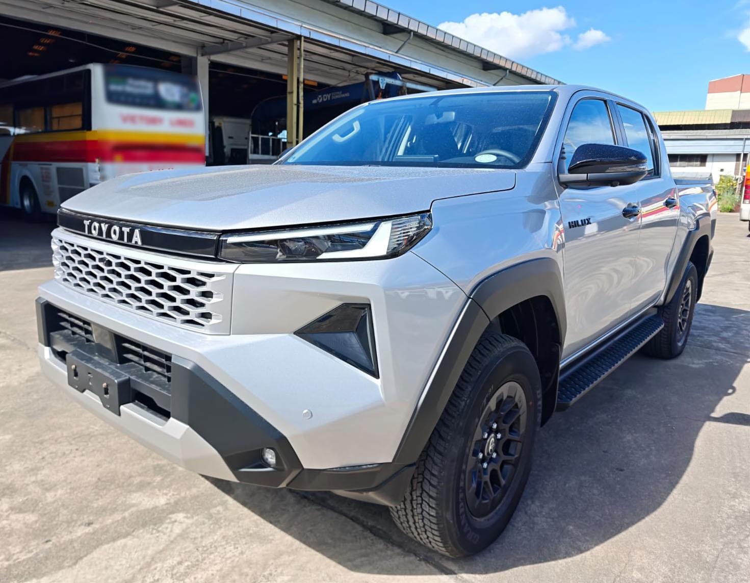 2026 TOYOTA HILUX DOUBLE CAB E 2.8 4WD MT Silver