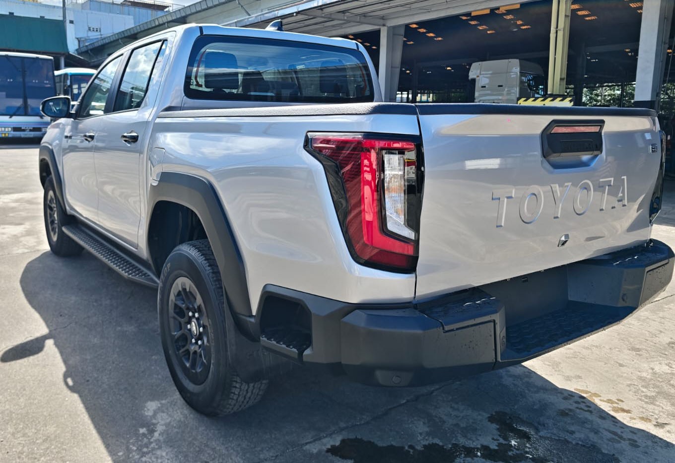 2026 TOYOTA HILUX DOUBLE CAB E 2.8 4WD MT Silver image 3