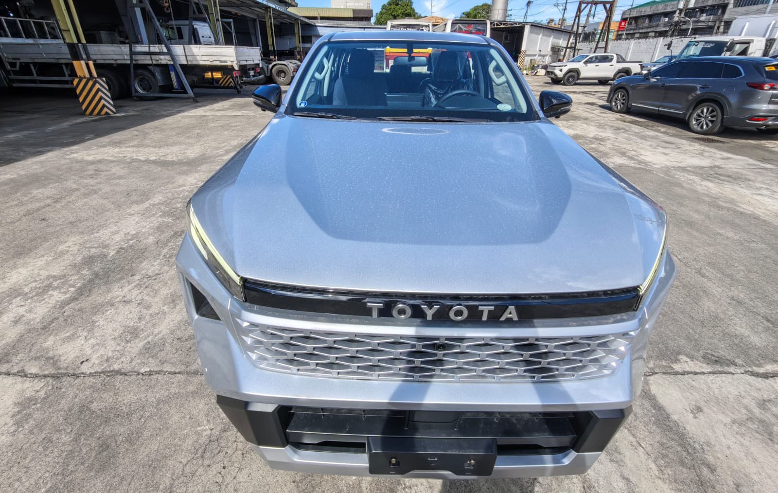 2026 TOYOTA HILUX DOUBLE CAB E 2.8 4WD MT Silver image 9