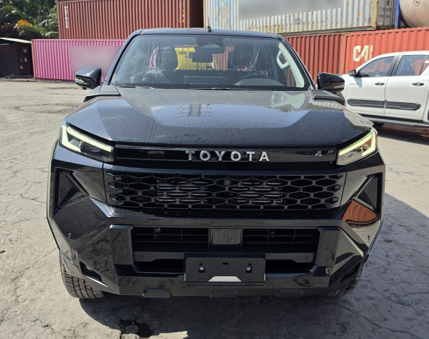 2026 TOYOTA HILUX DOUBLE CAB TRAILHUNTER 2.8 4WD AT Black image 8