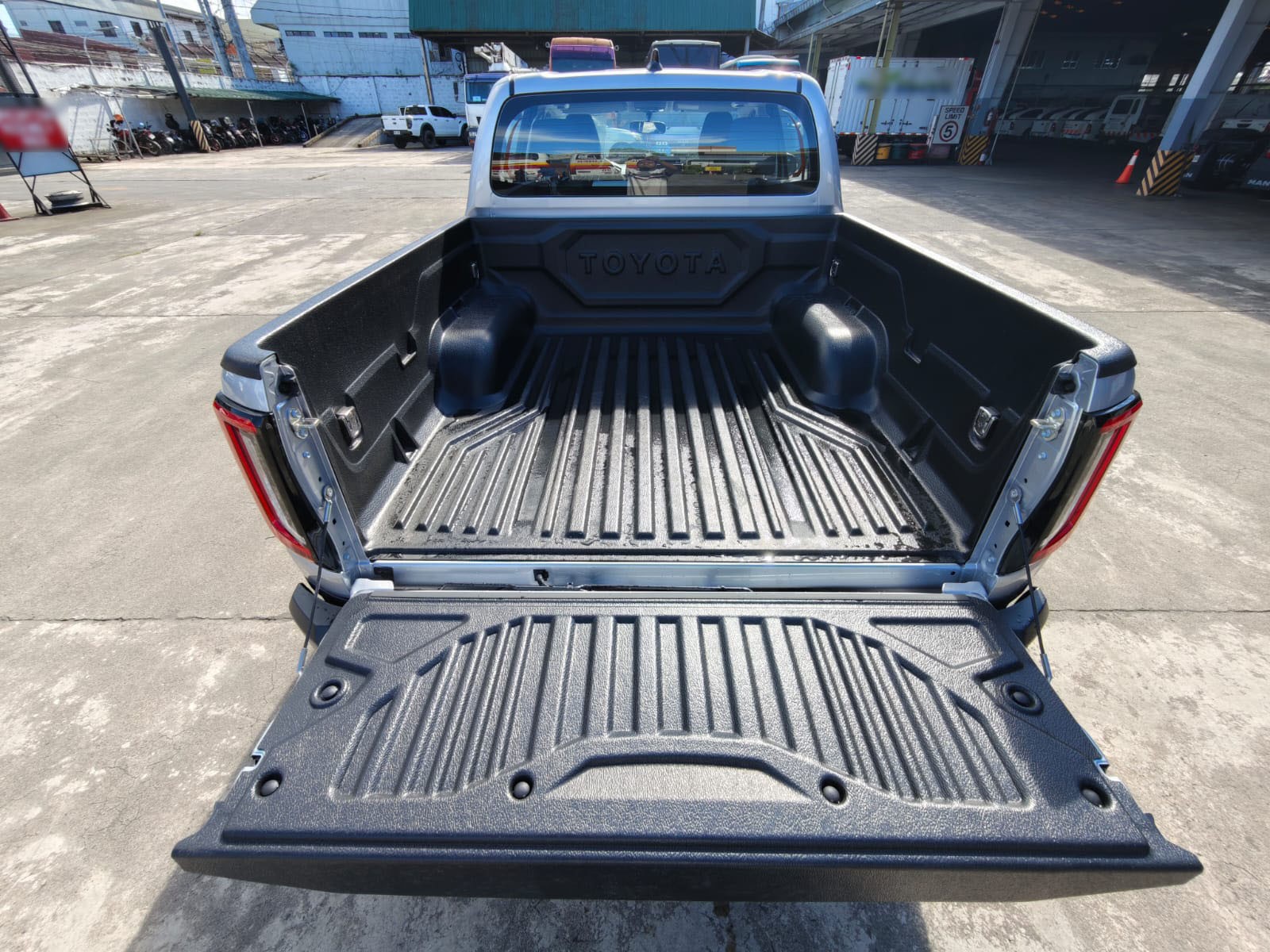 2026 TOYOTA HILUX DOUBLE CAB E 2.8 4WD MT Silver image 24