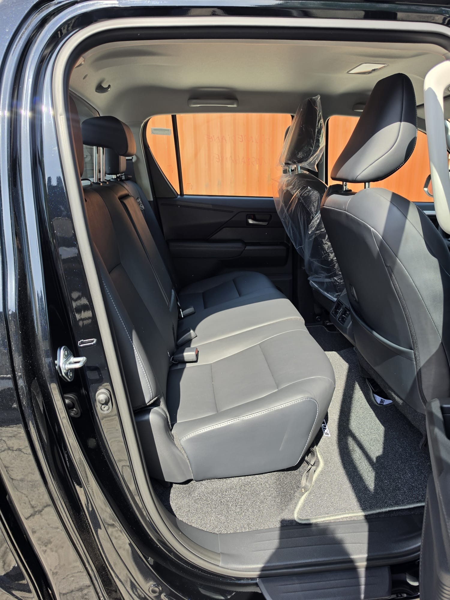 2026 TOYOTA HILUX DOUBLE CAB TRAILHUNTER 2.8 4WD AT Black image 18