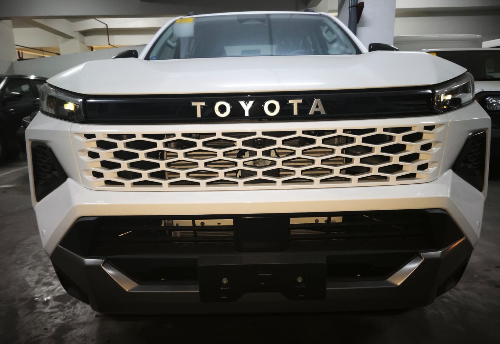 2026 TOYOTA HILUX DOUBLE CAB CONQUEST 2.8 2WD AT White image 9