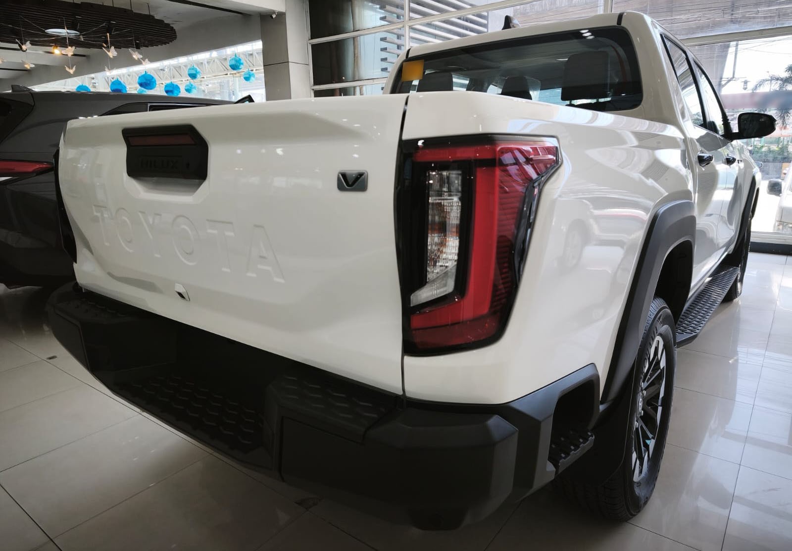 2026 TOYOTA HILUX DOUBLE CAB V 2.8 4WD MT White image 6