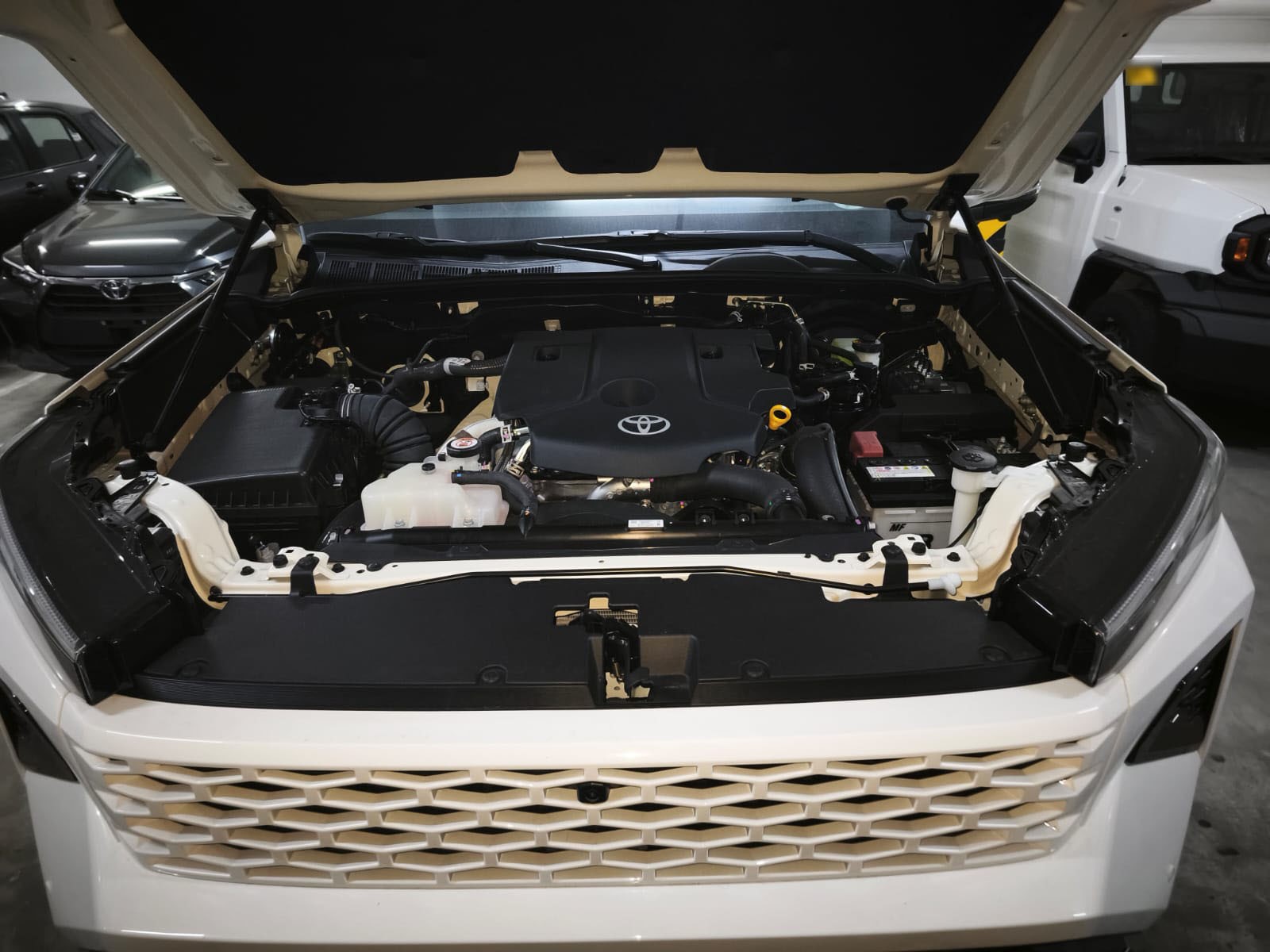2026 TOYOTA HILUX DOUBLE CAB CONQUEST 2.8 2WD AT White image 37