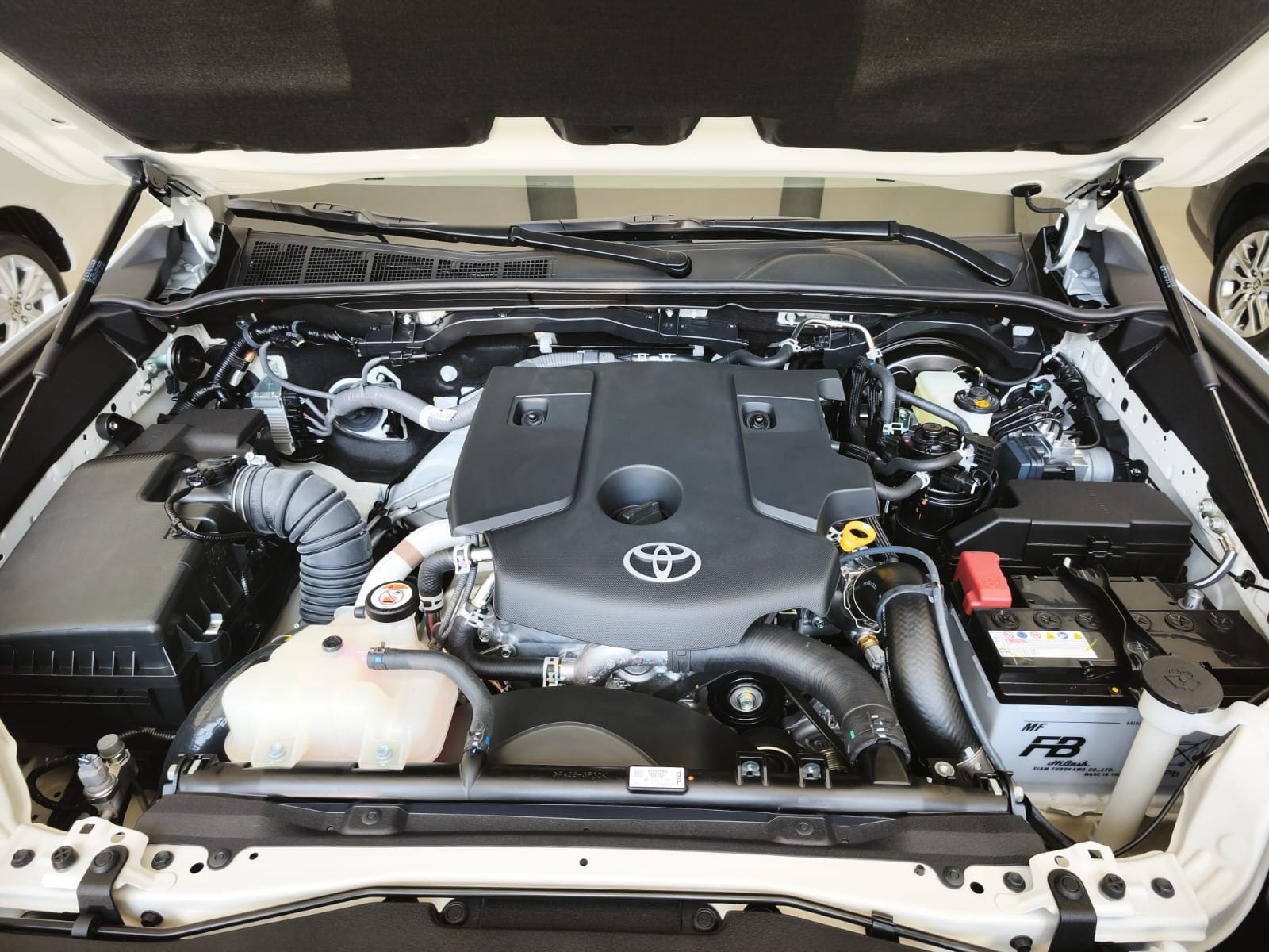 2026 TOYOTA HILUX DOUBLE CAB V 2.8 4WD MT White image 30