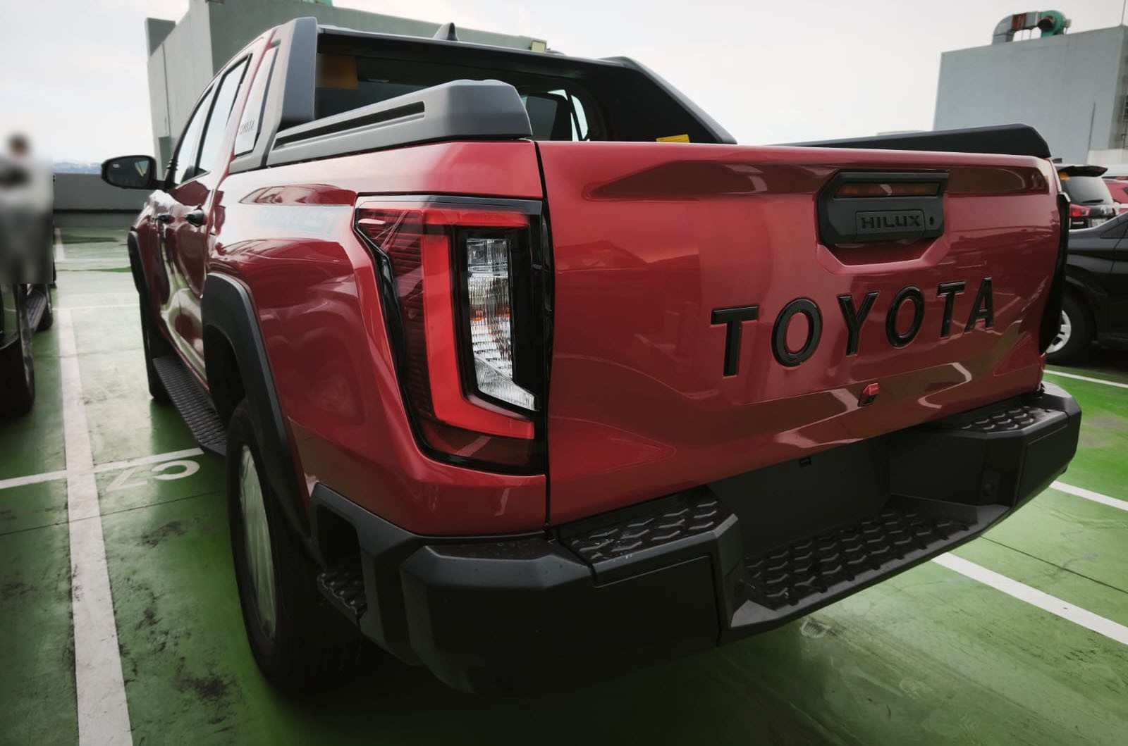 2026 TOYOTA HILUX DOUBLE CAB CONQUEST 2.8 4WD AT Red image 4