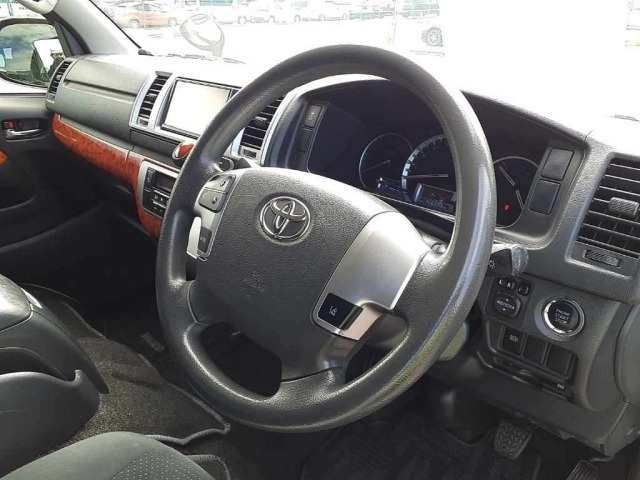 TOYOTA HIACE VAN image 6