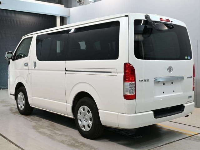TOYOTA HIACE VAN image 9