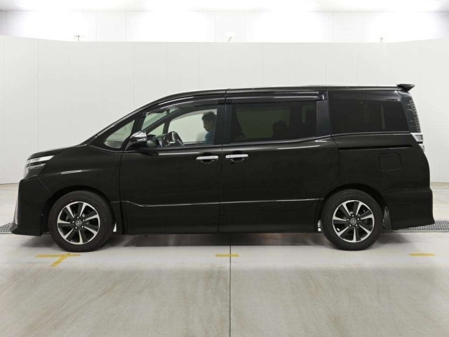 TOYOTA VOXY image 6
