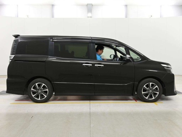 TOYOTA VOXY image 7
