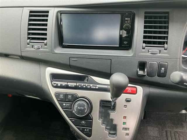 TOYOTA ISIS image 5