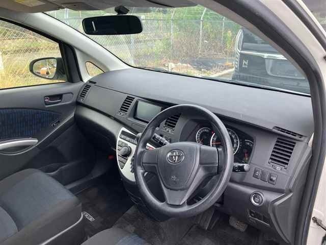 TOYOTA ISIS image 6